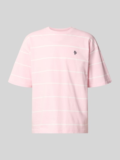 Produktfoto, T-Shirt mit Rundhalsausschnitt und Logo-Stitching von REVIEW in Rosa mit weißen Streifen, reine Baumwolle, Loose Fit, Rückenlänge 67 cm.