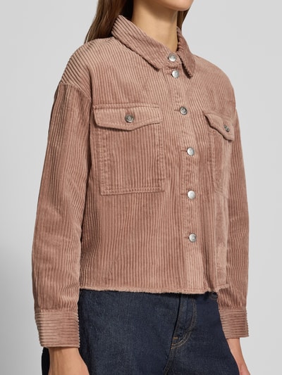 Vrouwenmodel draagt oversized loose fit hemdoverhemd van katoen model 'MARINA' van ONLY, dames oversized shirt, close-up bovenlichaam.