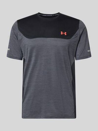 Produktfoto, Regular Fit T-Shirt mit Logo-Print Modell 'Utility' von Under Armour, elastyczna mieszanka materiałów, okrągły dekolt, długość tyłu w rozmiarze M 62 cm, kolor szary z czarnym panelem oraz czerwonym logo