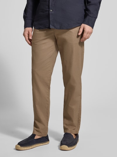 Männermodel trägt Straight Fit Leinenhose mit elastischem Bund Modell 'Barton' von Matinique, leinen-mix, beige, ganzkörperansicht von vorne.