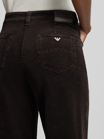Frauenmodel trägt Loose Fit Cordhose aus Baumwoll-Mix von Emporio Armani, dunkelbrauner Cord, 5-Pocket-Design, Detailaufnahme Rückansicht.