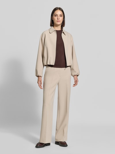 Frauenmodel trägt Regular Fit Jacke mit Viskose-Mix von MORE & MORE, elastisch, Beige, Umlegekragen, Eingrifftaschen, Ganzkörperansicht von vorne.