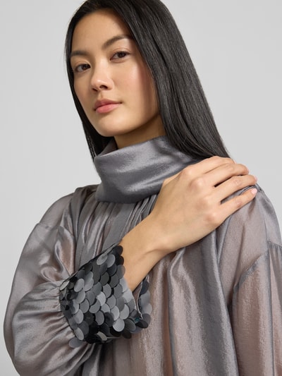 Vrouwenmodel draagt Blouse uit viscosemix met col en pailletten van Luisa Cerano, regular fit, zilvergrijs, Nahaufnahme Oberkörper. Ruglengte maat 36: 53 cm, mouwlengte: 50 cm.