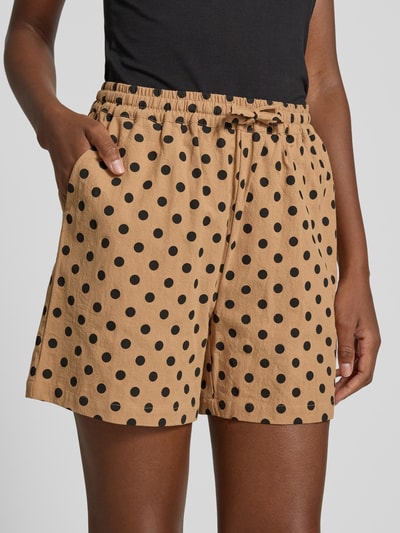 Frauenmodel trägt Shorts mit Eingrifftaschen Modell 'Rita' von LOLLYS LAUNDRY aus Reine Baumwolle, Regular-Fit, Allover-Look, Nahaufnahme Oberkörper.