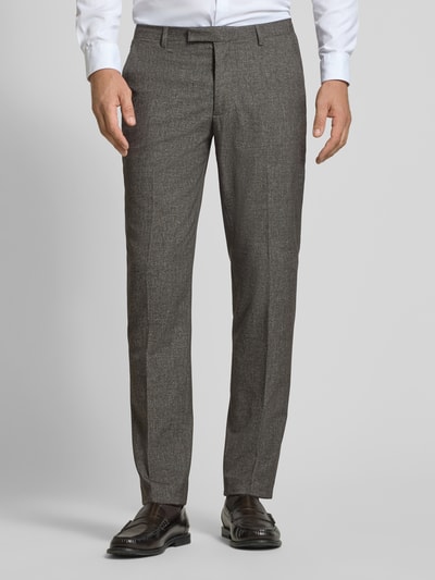 Männermodel trägt Slim Fit Hose mit Viskose-Anteil von MCNEAL in Grau, elastischer Material-Mix, Bügelfalten, Nahaufnahme Vorderansicht.