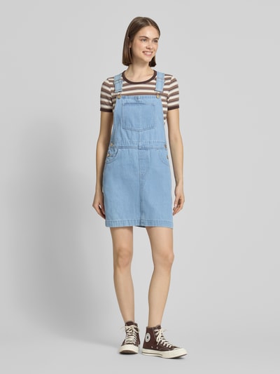 Frauenmodel trägt A-Linie Jeanskleid aus Baumwoll-Mix Modell 'NELLI' von Only in hellem Denim mit Knöpfen, Brust- und Eingrifftaschen, Twillstruktur, ganzkörperansicht von vorne.