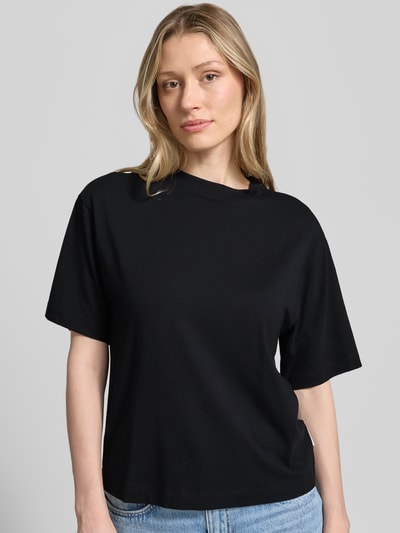 Frauenmodel trägt Regular-Fit T-Shirt aus Baumwoll-Mix von Marc O'Polo in Schwarz, Damen T-Shirt, glatte Textur, Nahaufnahme Oberkörper.