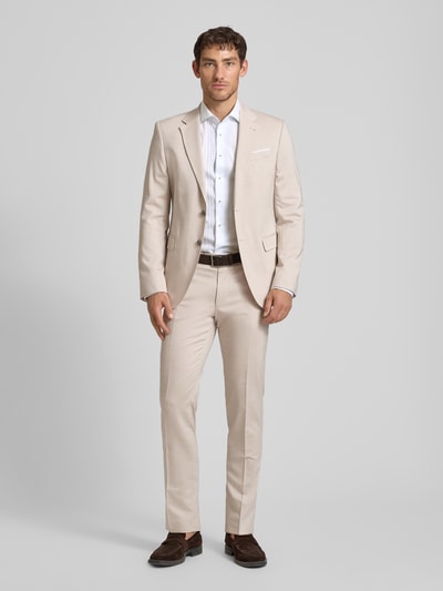Männermodel trägt Slim Fit Business-Hemd aus Baumwolle mit Haifischkragen von ETERNA, weiß, dezente Struktur, Ganzkörperansicht von vorne, Kontext: Herren Business-Hemd von ETERNA, Reine Baumwolle, Slim Fit, Haifischkragen, Knopfleiste, Rückenlänge bei Größe 40: 80 cm, Schulterbreite bei Größe 40: 45 cm, Ärmellänge bei Größe 40: 67 cm.