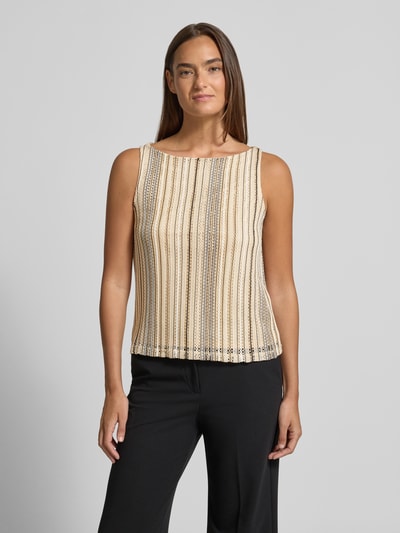 Vrouwenmodel draagt Regular Fit Tank Top met allover-motief model 'DEMI' van Vero Moda, beige-zwart gestreept met structuur, U-boothals, brede bandjes, vooraanzicht van het volledige lichaam.