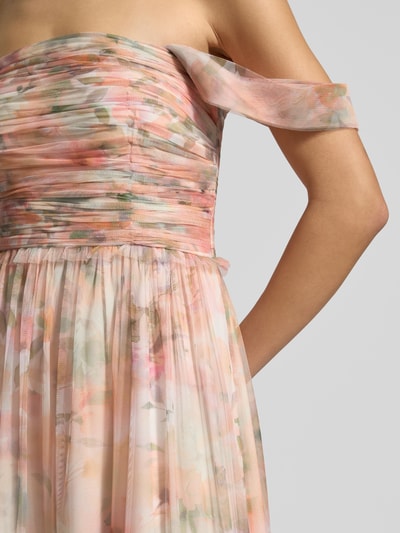 Kobiece model prezentuje sukienka wieczorowa 'Abendkleid mit Carmen-Ausschnitt und Volantsaum' von Jake*s Cocktail z tiulu, linia a, długa sukienka, dekolt carmen, marszczenia, dół obszyty falbaną, zapięcie na haftkę i zamek błyskawiczny z tyłu, długość tyłu w rozmiarze 36: 150 cm, szerokość w rozmiarze 36: 39 cm, pastelowe kolory, delikatna tekstura, efekt akwareli, zbliżenie na górną część sukienki, detal górnego korpusu
