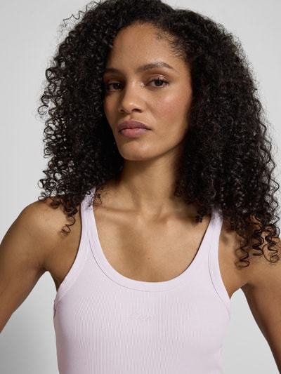Frauenmodel trägt Regular Fit Tank Top aus Baumwoll-Mix Modell 'C_EPETITE' von BOSS Orange in Flieder, Rippstruktur, Nahaufnahme Oberkörper