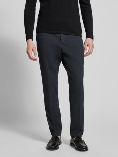 Männermodel trägt Slim Fit Anzughose mit Viskose-Anteil Modell 'P-GENIUS-JCWWGPK261F' von BOSS, meliert, unifarben, Ganzkörperansicht von vorne.