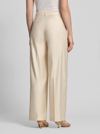 Frauenmodel trägt Wide Fit Stoffhose aus Leinen-Mix von Jake*s Cocktail in Beige mit Bügelfalten, Haken- und Reißverschluss, Ganzkörperansicht Rückansicht.