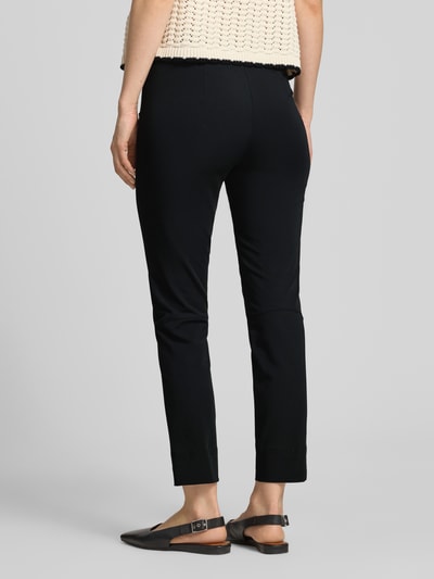 Vrouwenmodel draagt zwarte stoffen broek met elastische band model 'SABRINA' van SEDUCTIVE, materiaalmix met katoen, slim fit, binnenbeenlengte 68 cm, bandwijdte 36 cm, volledig zichtbaar van achteren