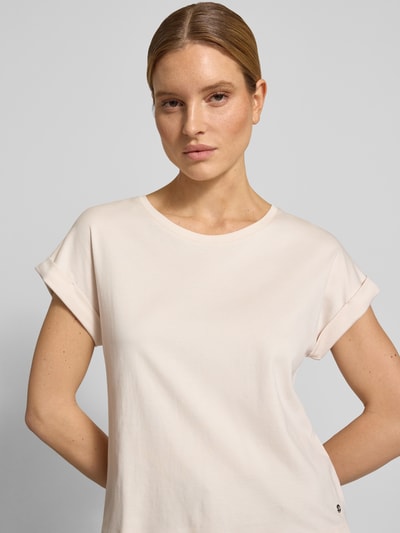 Frauenmodel trägt T-Shirt mit fixiertem Ärmelaufschlag von monari in Creme, reine Baumwolle, gerader Schnitt, Nahaufnahme Oberkörper