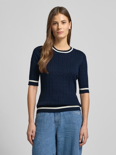 Vrouwenmodel draagt 'Strickpullover mit gerippten Abschlüssen' van Christian Berg Woman in donkerblauw met witte accenten, katoenmix, regular fit, ronde hals, halve mouwen, vooraanzicht bovenlichaam.