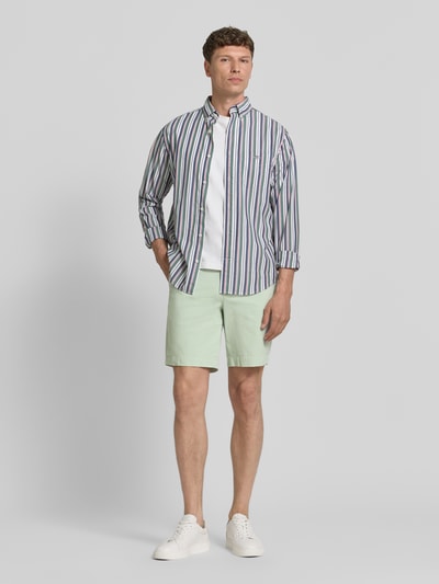 Männermodel trägt Regular Fit Chinoshorts aus Baumwoll-Mix Modell 'CHINO' von Armedangels, Optik: Unifarben, Ganzkörperansicht von vorne.