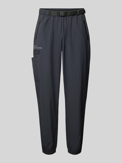 Produktfoto, dunkelgraue Trackpants mit Reißverschlusstaschen Modell 'HALO MOVE' von HALO, Material-Mix mit Stretch-Anteil, Regular-Fit, Label-Print, Innenbeinlänge bei Größe M 78 cm, dezente Textur, klare Linien