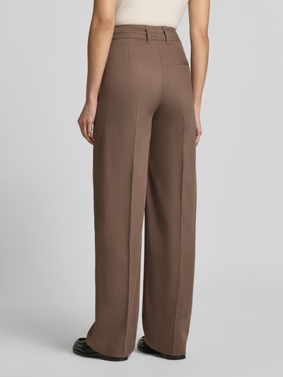 Frauenmodel trägt Weite Hose aus Lyocell-Baumwoll-Mix von Marc O'Polo in Braun, lockere Passform, glatte Textur, Ganzkörperansicht Rückansicht, Damen Weite Hose von Marc O'Polo.