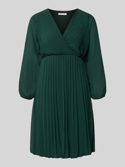 Produktfoto, Freizeitkleid mit V-Ausschnitt Modell 'Im44sa' von ZABAIONE in Dunkelgrün, plissierter, fließender Stoff, A-Linie, lange Ärmel.