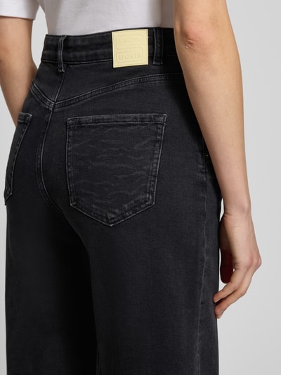 Frauenmodel trägt Jeans mit weitem Bein und Eingrifftaschen von Marc Cain im Baumwoll-Elasthan-Mix, Detailaufnahme Rückansicht.