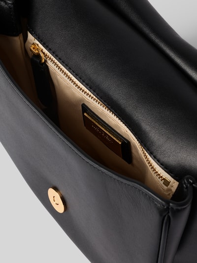 Produktfoto, Umhängetasche mit Logo-Detail von Lauren Ralph Lauren aus Glattleder in Schwarz, Verschluss: Magnetverschluss, Aufteilung: Hauptfach und Innenfach, Optik: Unifarben, Material: Rindsleder, Logo-Applikation sichtbar, ovale Form, glatte Textur