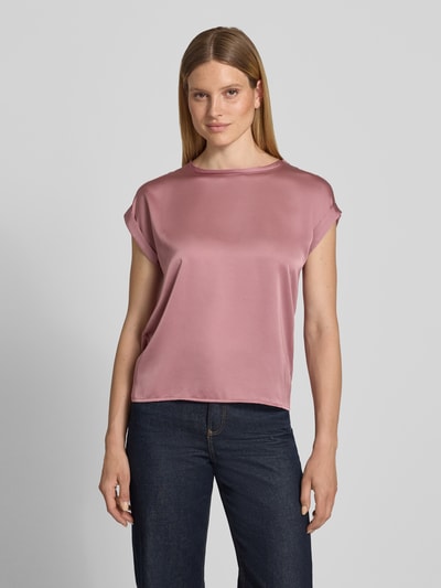 Frauenmodel trägt T-Shirt aus Satin mit Rundhalsausschnitt Modell 'ELLETTE' von VILA in Rosa, Regular-Fit, glatte Satin-Haptik, Ärmel mit Aufschlag, Damen T-Shirt, Rückenlänge 58 cm bei Größe 36, Ganzkörperansicht von vorne.