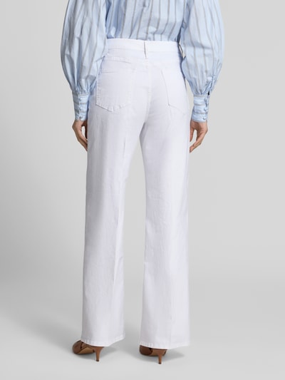 Vrouwenmodel draagt Wide Leg Jeans aus Baumwoll-Mix van s.Oliver RED LABEL in effen wit, denimstructuur, five-pocket-design, high waist, labelknop, riemlussen, knoop- en ritssluiting, katoenmix, achterkant volledige lichaamsweergave.
