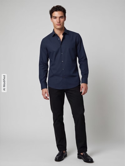 Mannelijk model draagt OLYMP Level Five Body Fit zakelijk overhemd uit katoenmix in effen kleur, Kentkraag, lange mouw, gestikt logo, doorlopende knoopsluiting, licht afgeronde rompzoom, 2-knoopsmanchet, materiaal: katoenmix, Ganzkörperansicht von voren, KI-modifiziertes Bild.