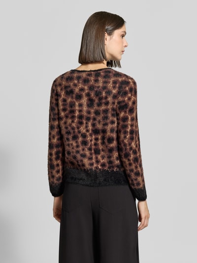 Frauenmodel trägt Regular Fit Cardigan mit Viskose-Anteil von zero, Material-Mix, Rundhalsausschnitt, schwarz-braunes Karomuster, Ganzkörperansicht Rückansicht.
