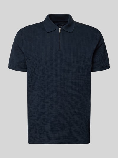 Produktfoto, Regular Fit Poloshirt mit Strukturmuster von MCNEAL in Dunkelblau aus elastischem Baumwoll-Mix mit Reißverschluss, Kurzärmelig, Rückenlänge 70 cm in Größe M.