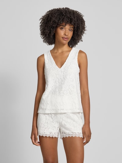 Frauenmodel trägt Regular Fit Trägertop aus Baumwoll-Mix Modell 'HONEY' von Vero Moda, Optik: Unifarben, Spitzen-Muster, V-Ausschnitt, breite Träger, Materialverarbeitung: Spitze, Farbe Weiß, Ganzkörperansicht von vorne.
