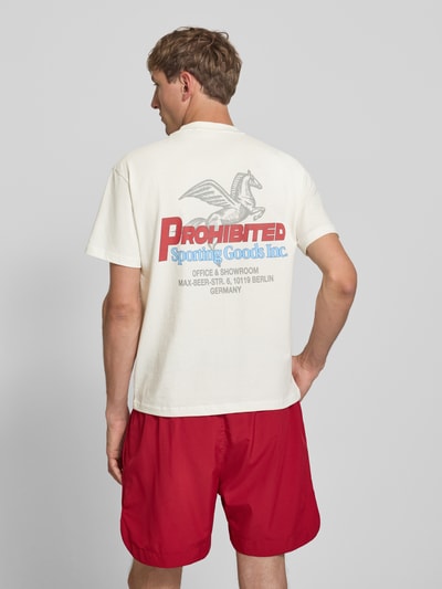 Männermodel trägt T-Shirt mit Label-Print und Rundhalsausschnitt von PROHIBITED in Creme und Rot, Reine Baumwolle, Regular-Fit, Rückenlänge 67 cm bei Größe M, Ganzkörperansicht Rückansicht.