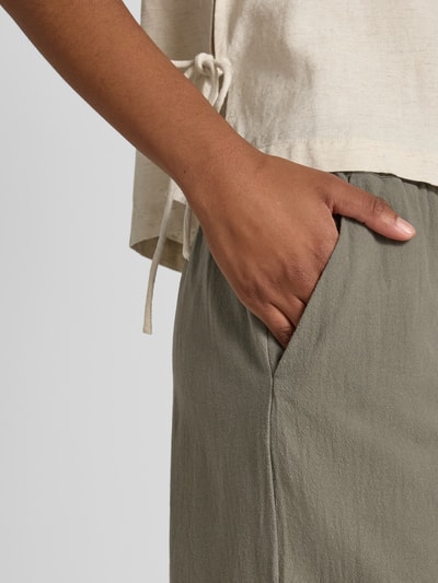 Frauenmodel trägt Stoffhose in verkürzter Passform Modell 'CISSIE' von Soyaconcept aus Reine Baumwolle, Nahaufnahme Oberkörper.