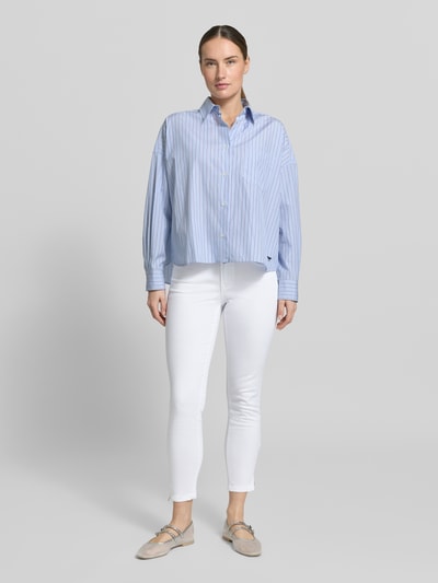Frauenmodel trägt Jeans in 7/8-Länge Modell 'Italy' von Buena Vista aus Baumwoll-Mix mit Stretch-Anteil, Slim-Fit, Ganzkörperansicht von vorne.
