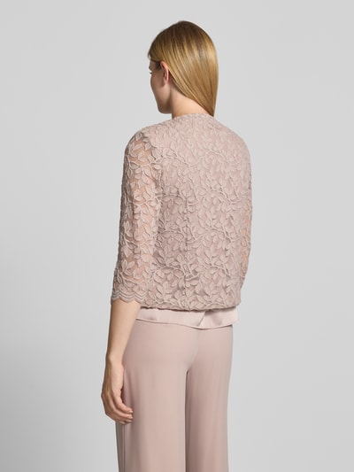Modelka kobieca nosi Blazer mit Spitze und 3/4-Arm od Vera Mont, kolor jasnoróżowy, krój regular fit, materiał z elastycznością, koronka, długość tyłu w rozmiarze 36: 55 cm, widok całej sylwetki z tyłu.