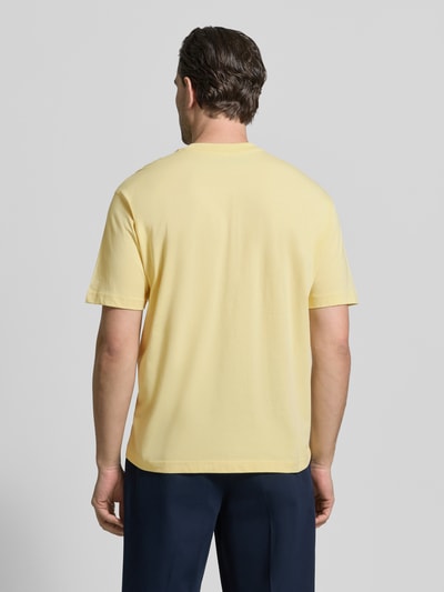 Männermodel trägt Regular Fit T-Shirt aus reiner Baumwolle von MCNEAL in Hellgelb, kurzärmelig, Rückenlänge 66 cm, Ganzkörperansicht Rückansicht.