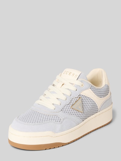 Produktfoto, Damen Sneaker mit Logo-Detail Modell 'Miram' von Guess, creme und hellgrau, abgerundete Passform, profilierte Sohle, Schnürverschluss, Absatzhöhe 4 cm, Schafthöhe 8 cm, Schaftweite 7 cm, strukturierte Mesh- und Wildleder-Textur