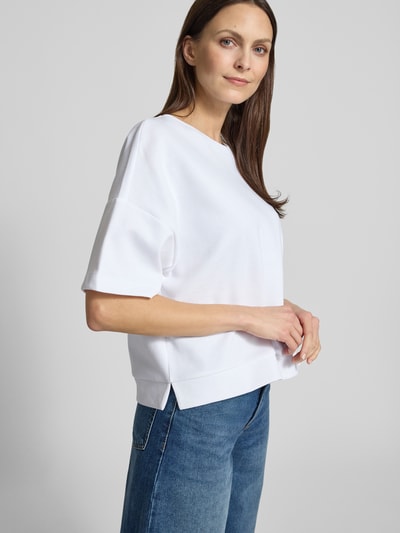 Modelka kobieca ma na sobie damski t-shirt z mieszanki bawełny, pudełkowy krój, model 'Tilina' od JOOP! z okrągłym dekoltem, widok z przodu w półzbliżeniu.