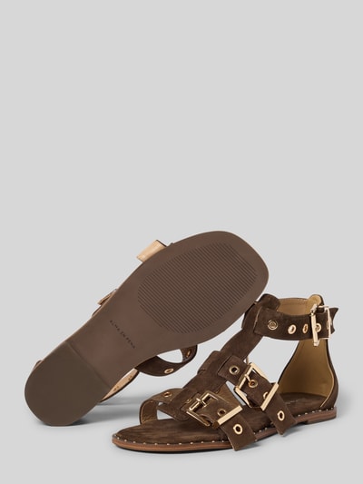 Produktfoto, Sandalette aus Leder mit Nieten von ALMA EN PENA, naturalna skóra, paski ze sprzączką, nity, gładka podeszwa, wysokość obcasa: 1 cm w rozmiarze 40, wysokość cholewki: 12 cm w rozmiarze 40, szerokość w rozmiarze 40: 9 cm, brązowy kolor, złote zapięcia, prostokątne formy, matowa tekstura.