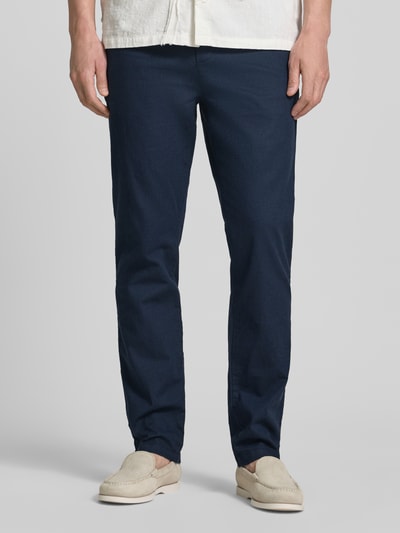 Mannenmodel draagt Gerade Hose aus Leinen-Baumwoll-Mix van Tom Tailor, look: effen, recht pasvorm, mix van linnen en katoen, steekzakken, labelpatch, knoop- en ritssluiting, mid waist, kleur donkerblauw, vooraanzicht volledige lichaamsopname.