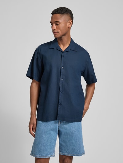 Männermodel trägt Relaxed Fit Freizeithemd aus Leinen-Baumwoll-Mix Modell 'RLXCLAY' von HUGO, Optik: Unifarben, Strukturiert, Ganzkörperansicht von vorne.