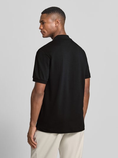 Männermodel trägt Regular Fit Poloshirt aus Baumwoll-Mix von Lacoste, Optik: Unifarben, Ganzkörperansicht Rückansicht.