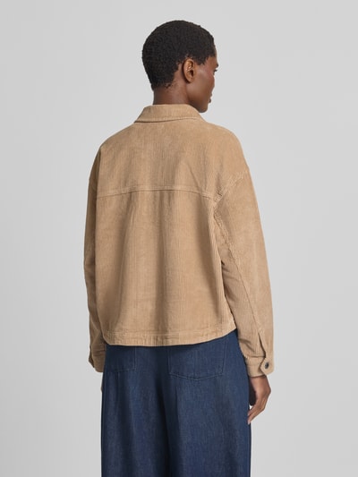 Frauenmodel trägt Relaxed Fit Langarmbluse aus reiner Baumwolle Modell 'JAMIE' von VERO MODA, beige Uni, gerippte Textur, Ganzkörperansicht Rückansicht.