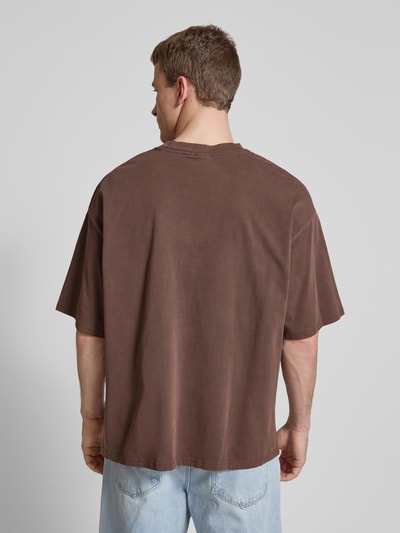 REVIEW Oversized T-Shirt mit Label-Stitching Dunkelbraun 5