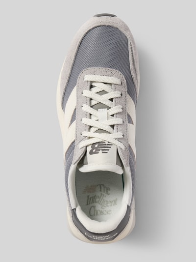 Produktfoto, Sneaker mit Label-Detail Modell 'U370AH' von New Balance in Grau mit abgerundeter Form, Schnürung, strukturierte Sohle, Absatzhöhe 5 cm, Schafthöhe 7 cm, Schaftweite 7 cm.