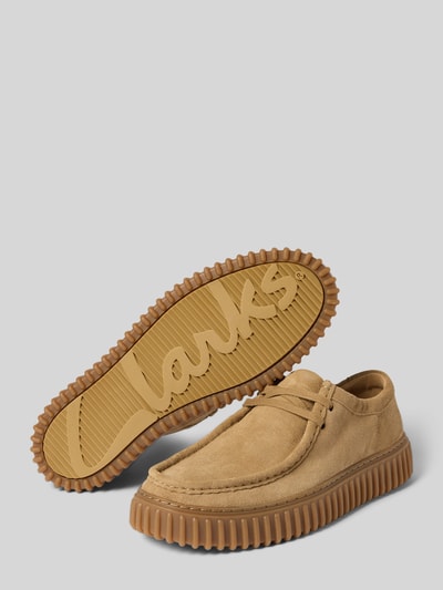 Produktfoto, Bootsschuhe aus beschichtetem Leder Modell 'Torhill' von Clarks in Beige mit abgerundeter Form, profilierter Sohle und Schnürung, grobe Lederstruktur, Größe 44: 4 cm Absatz, 6 cm Schafthöhe, 11 cm Schaftweite