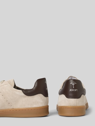 Produktfoto, Sneaker aus echtem Leder mit Logo-Detail Modell 'Velluto' von JOOP! SHOES, beige-braun, glatte und genoppte Texturen, abgerundete Passform, Schnürverschluss, Absatzhöhe 3 cm, Schafthöhe 8 cm, Schaftweite 10 cm.