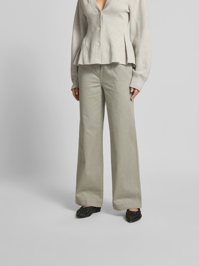 Frauenmodel trägt Wide Fit Jeans mit Tunnelzug von Juvia in Beige, reine Baumwolle, breite Beine, Eingrifftaschen, Nahaufnahme Unterkörper.