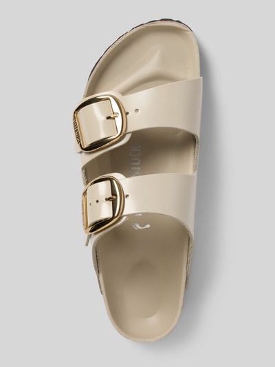 Produktfoto, Hausschuhe aus echtem Leder Modell 'Arizona' von Birkenstock in Beige mit abgerundeter Passform, Zierschnallen, Absatzhöhe 3 cm, Schaftweite 7 cm, matte Oberfläche, natürliche Struktur